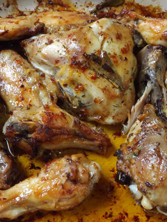 Una foto de Pollo asado con sal ahumada y escamas de pimentón