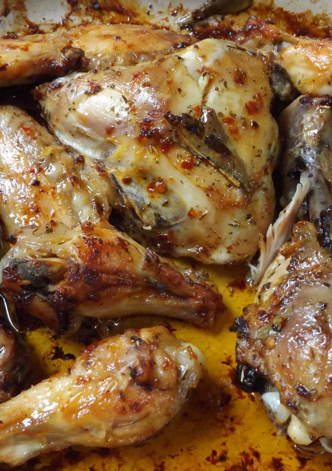 Una foto de Pollo asado con sal ahumada y escamas de pimentón