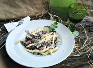 Foto de Pasta de Cogumelos com Salsicha fresca e Queijos