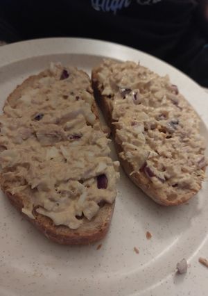 Una foto de Tostas atún y huevo saciantes