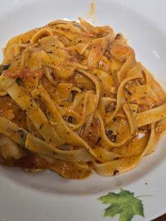 Una foto de Pasta cremosa con langostinos