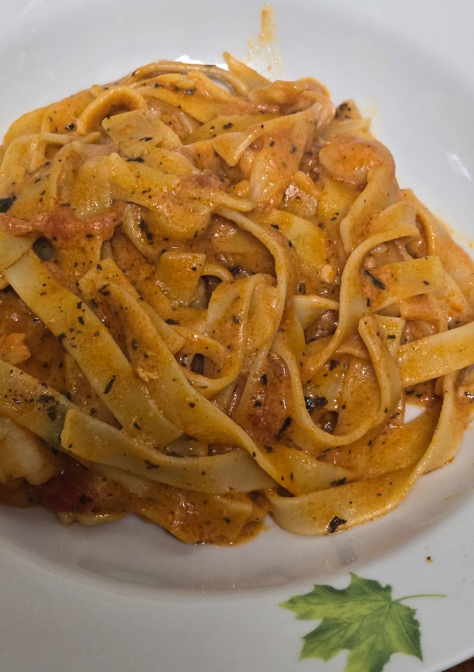 Una foto de Pasta cremosa con langostinos