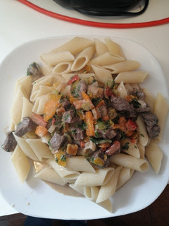 Una foto de Mostaccioli con salsa blanca y carne