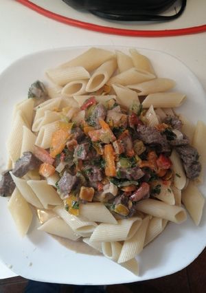 Una foto de Mostaccioli con salsa blanca y carne