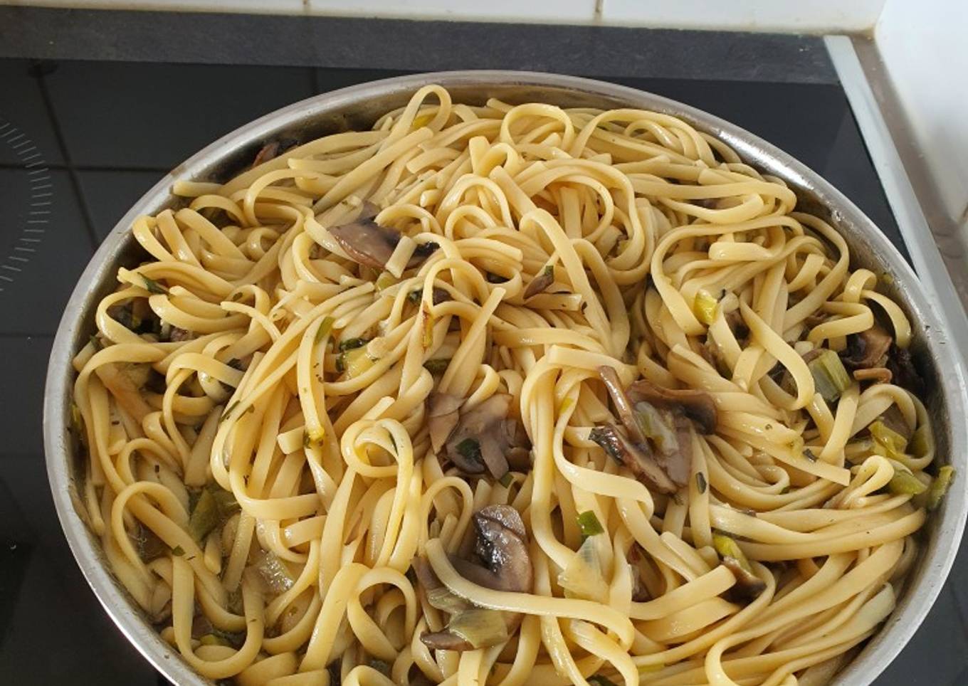 Linguine aux poireaux et champignons bruns