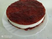 Una foto de tarta de queso con cuajada royal