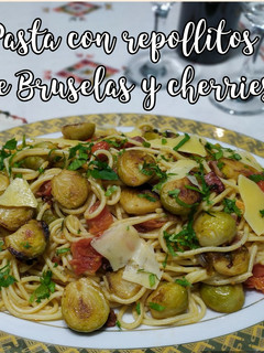 Una foto de Pasta con repollitos de Bruselas y tomatitos cherries