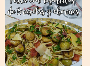 Una foto de Pasta con repollitos de Bruselas y tomatitos cherries