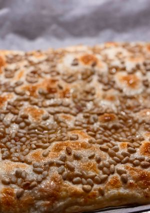 Una foto de Coca de San Juan de Hojaldre, Piñones y Crema Pastelera