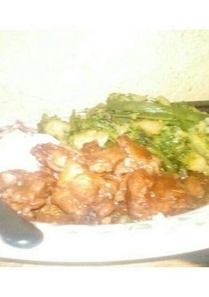Una foto de Pollo agridulce, con brócoli y ejote al vapor
