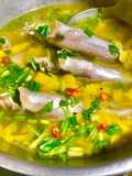 Cá lăng nấu canh chua thơm (khóm, dứa) tên gọi tuỳ vùng miền