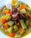 Sopa de verduras con pencas de coliflor y jarrete de cordero