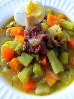 Una foto de Sopa de verduras con pencas de coliflor y jarrete de cordero