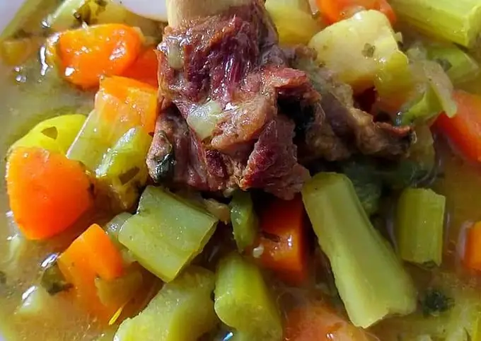 Pasos sencillos para Hacer  Sopa de verduras con pencas de coliflor y jarrete de cordero