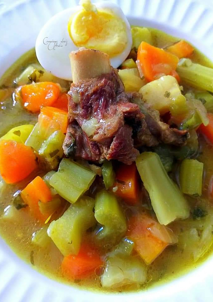 Una foto de Sopa de verduras con pencas de coliflor y jarrete de cordero
