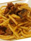 Bucatini con ragú di salsiccia e funghi