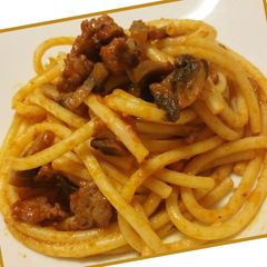 Bucatini con ragú di salsiccia e funghi A picture of Bucatini con ragú di salsiccia e funghi.