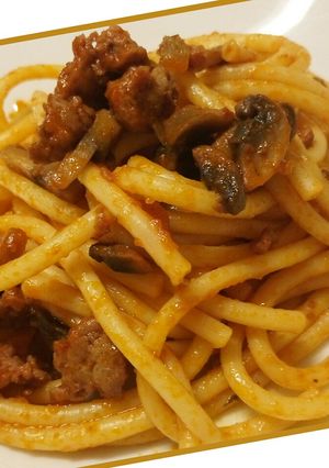A picture of Bucatini con ragú di salsiccia e funghi.
