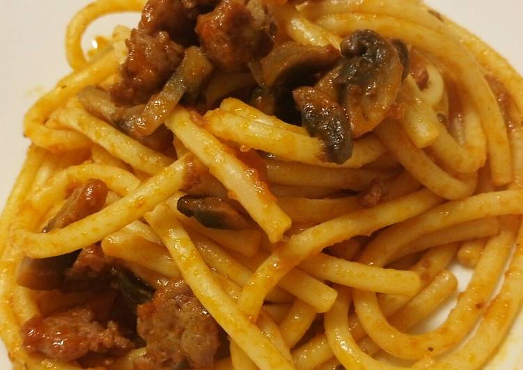 Dinner Ideas Bucatini con ragú di salsiccia e funghi