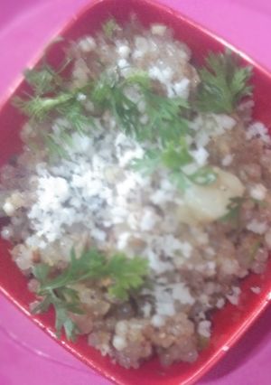 साबुदाणा खिचडी (sabudana khichdi recipe in marathi) रेसिपी चे मुख्य फोटो