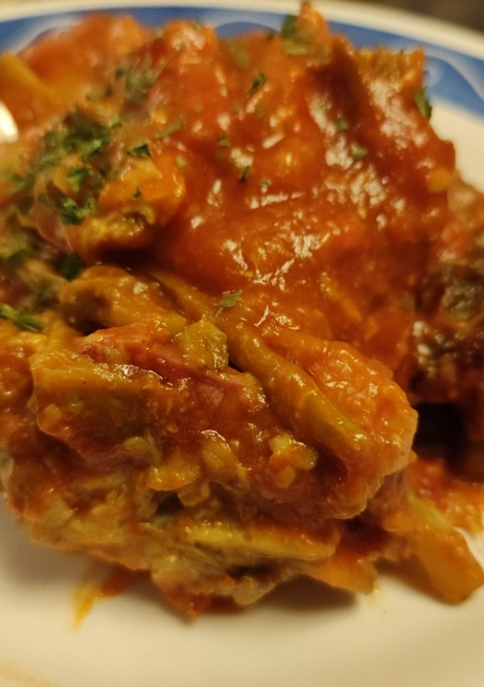 Una foto de Alcachofas al Wok con Panceta y Morcilla Patatera en Salsa de Tomate