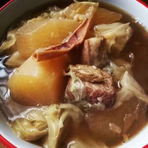 ต้มหัวไชเท้ากะหล่ำปลี หมูสามชั้น ปลาหมึกแห้ง