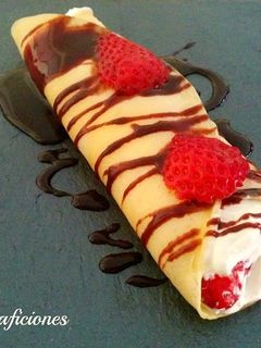 Una foto de Frixuelos con nata y fresas