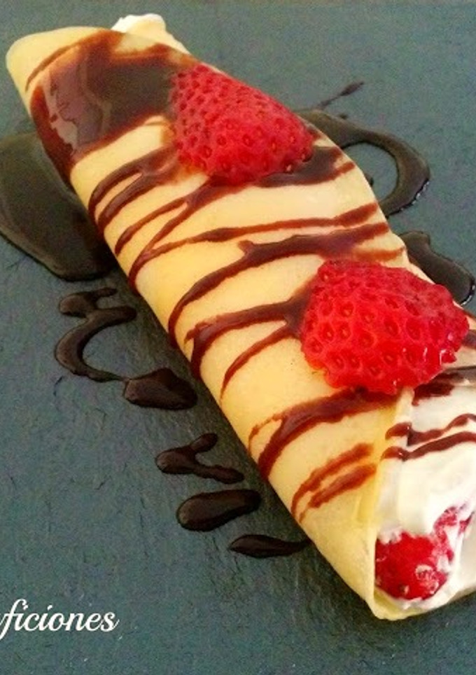 Una foto de Frixuelos con nata y fresas