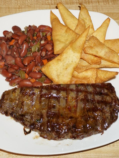 Una foto de Palanca asada a la plancha con porotos guisados y tortillas chips