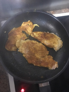 Una foto de Pechuga de pollo al curry y ajo