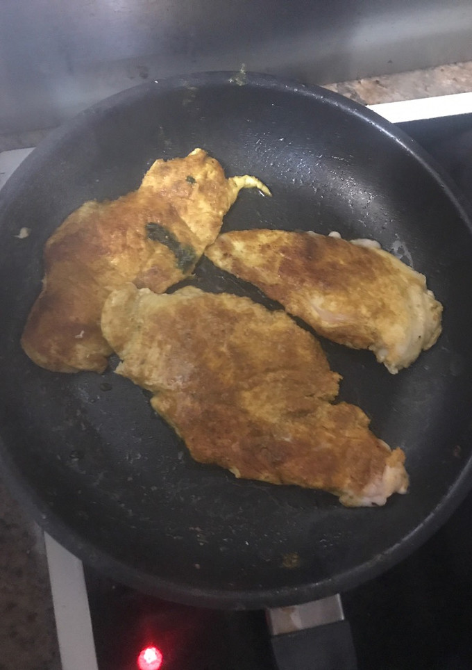 Una foto de Pechuga de pollo al curry y ajo
