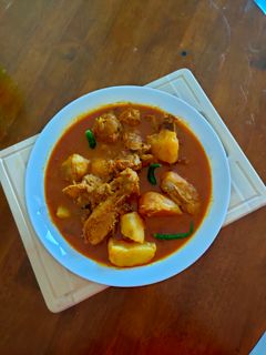 আলু দিয়ে চিকেনের ঝোল (Alu diye chicken jhol recipe in Bengali) রেসিপির প্রধান ছবি