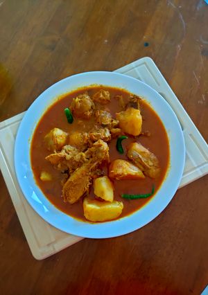 আলু দিয়ে চিকেনের ঝোল (Alu diye chicken jhol recipe in Bengali) রেসিপির প্রধান ছবি