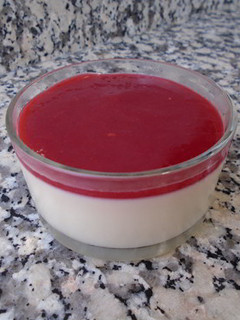 Una foto de Panacota con salsa de frambuesas
