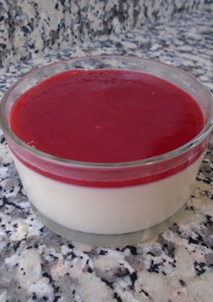 Una foto de Panacota con salsa de frambuesas