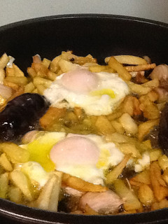 Una foto de Sartén de patatas, huevos y morcillas