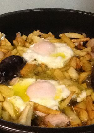 Foto principal de Sartén de patatas, huevos y morcillas