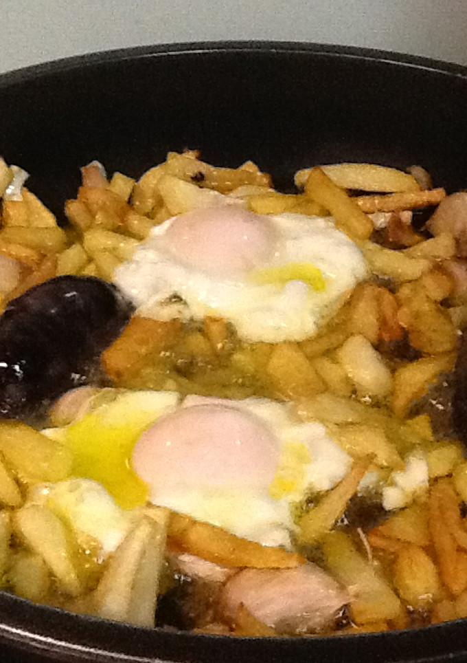 Una foto de Sartén de patatas, huevos y morcillas