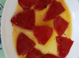 Una foto de Oro rojo de lodosa (pimientos del piquillo) al vermut bianco