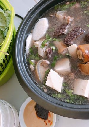 Hình của món Lẩu Đuôi Bò.