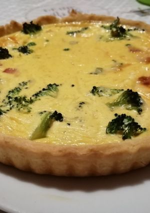 Sós pite brokkolival borsóval és cheddarral recept fotója