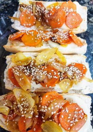 Una foto de Tostadas con queso vegano y verduras