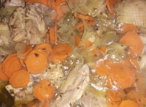 Una foto de Presas de pollo al sartén con vegetales