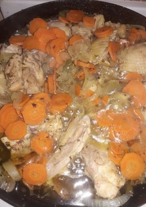 Una foto de Presas de pollo al sartén con vegetales
