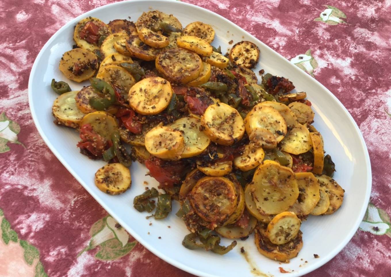 Courgettes jaunes aux tomates, poivrons verts et herbes de Provence