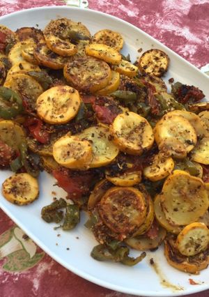 Une photo de Courgettes jaunes aux tomates, poivrons verts et herbes de Provence
