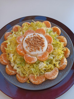 Una foto de Ensalada de escarola, mandarina, queso de cabra y almendras