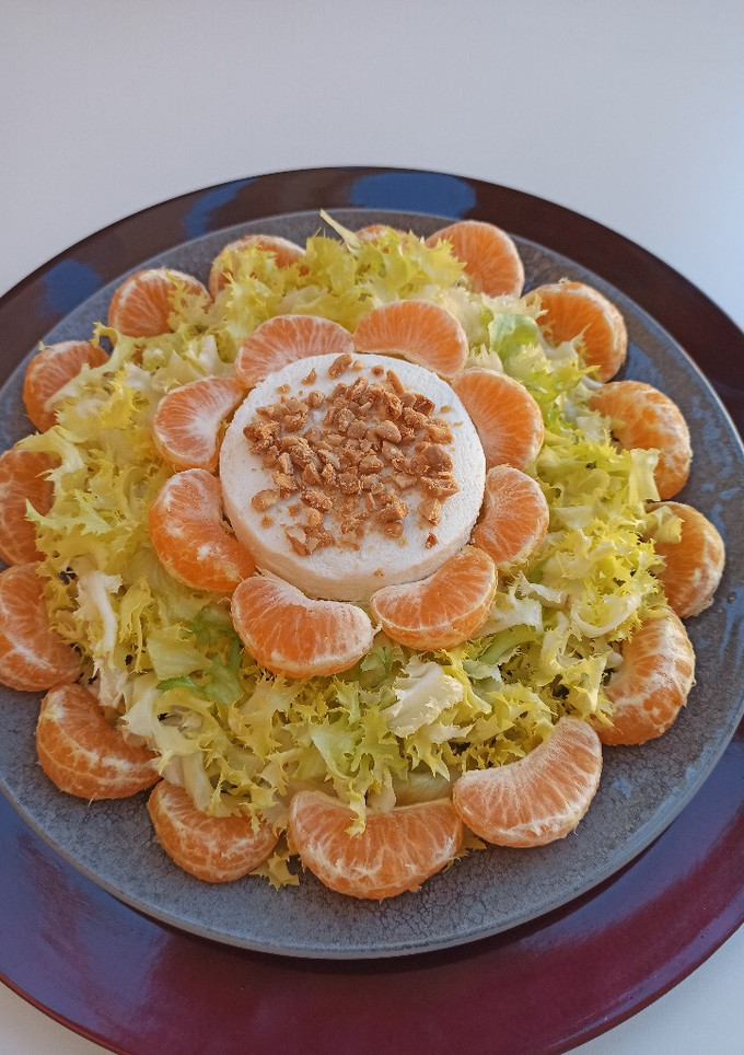 Una foto de Ensalada de escarola, mandarina, queso de cabra y almendras