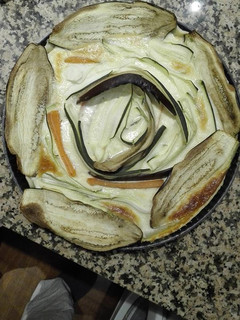 Una foto de Pastel de verduras con salsa de queso