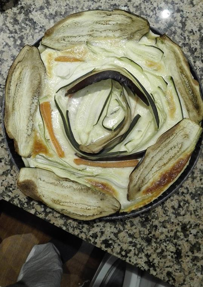 Una foto de Pastel de verduras con salsa de queso